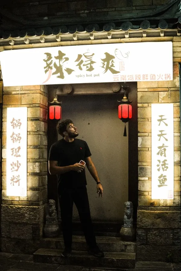 Enseigne d’un restaurant de cuisine du Yunnan à Kunming, photographiée de nuit